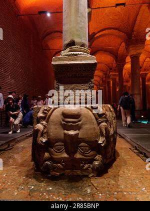 Im Inneren der antiken Basilika-Zisterne, Istanbul, Türkei. In eine der vielen Spalten ist eine Fläche eingraviert. Stockfoto