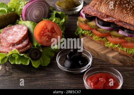 Frisches Sandwich auf einem Holzbrett zum Frühstück, Mittag- und Abendessen mit frischen Zutaten Stockfoto