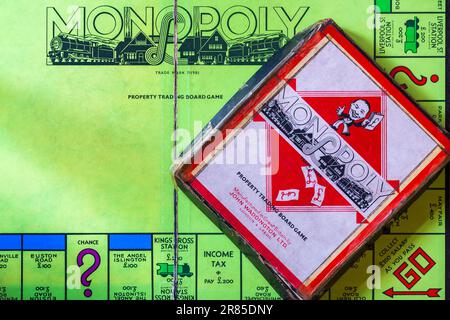 Vintage Monopoly Property Trading Board Game Trade Mark 711981 von John Waddington Ltd - Vintage Monopoly Box auf Monopolo Board Stockfoto