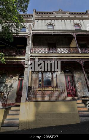 694 viktorianische filigrane Terrassenhäuser vertikal versetzt auf der Ormond St., Paddington. Sydney-Australien. Stockfoto