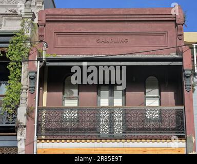 696 erbautes viktorianisches filigranes Terrassenhaus mit gusseiserner Veranda auf der Ormond Street, Paddington. Sydney-Australien. Stockfoto