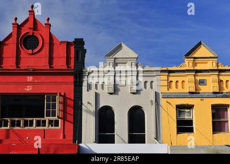 699 Dachbrüstungen von bunten historischen Gebäuden in der Oxford Street, sogar der Fußweg Paddington. Sydney-Australien. Stockfoto