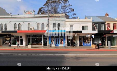 701 Fassadenreihen alter viktorianischer Geschäftsgebäude gegenüber der Oxford Street, Paddington, sogar Fußweg. Sydney-Australien. Stockfoto