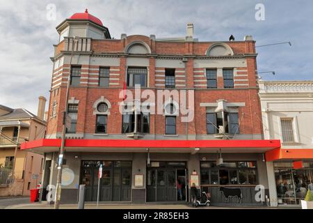 706 rotes Backsteingebäude an der Kreuzung Oxford Street und Underwood Street, Paddington. Sydney-Australien. Stockfoto
