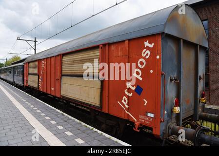 Utrecht, Niederlande. 17. Mai 2023. Ein alter Postwagen im Eisenbahnmuseum in Utrecht. Hochwertiges Foto Stockfoto