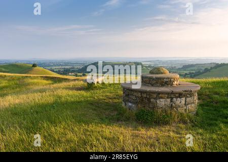 Corton Denham Beacon mit Parrock Hill und Cadbury Castle Hill Fort, Somerset, England. Stockfoto