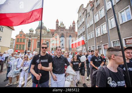 Danzig, Polen. 18. Juni 2023. Danzig, Polen, Juni 18. 2023 Rechtsextremer, bezogen auf den Faschismus, Mlodzierz Wszechpolska-Organisationsmitglieder sind am 18. Juni 2023 in Danzig (Polen) zu sehen Dutzende Menschen, zumeist Rentner, haben an dem von der katholischen Kirche organisierten "Nationalen Marsch für Leben und Familie" teilgenommen. pro-Life- und rechtsextremen Organisationen mit starker Unterstützung der herrschenden Partei für Recht und Gerechtigkeit (PiS). Sie fordern in Polen ein Totalabtreibungs- und Verhütungsverbot. Kredit: Vadim Pacajev/Alamy Live News Stockfoto