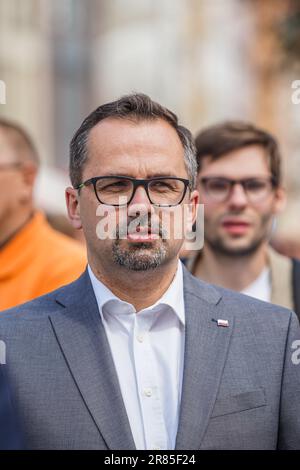 Danzig, Polen. 18. Juni 2023. Danzig, Polen, Juni 18. 2023 MP Marcin Horala gesehen in Danzig, Polen, am 18. Juni 2023 nahmen Dutzende Menschen, überwiegend Rentner, an dem so genannten nationalen Marsch für Leben und Familie Teil, der von der katholischen Kirche, den Pro-Life-Organisationen und rechtsextremen Organisationen mit starker Unterstützung der herrschenden Partei für Recht und Gerechtigkeit (PiS) organisiert wurde. Sie fordern in Polen ein Totalabtreibungs- und Verhütungsverbot. Kredit: Vadim Pacajev/Alamy Live News Stockfoto