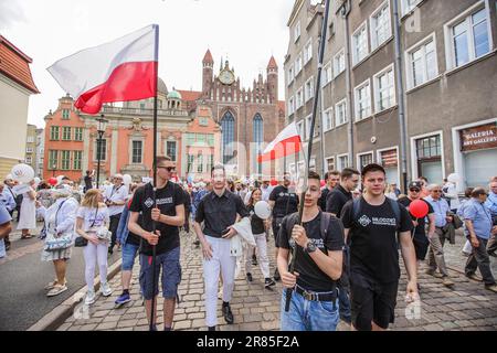 Danzig, Polen. 18. Juni 2023. Danzig, Polen, Juni 18. 2023 Rechtsextremer, bezogen auf den Faschismus, Mlodzierz Wszechpolska-Organisationsmitglieder sind am 18. Juni 2023 in Danzig (Polen) zu sehen Dutzende Menschen, zumeist Rentner, haben an dem von der katholischen Kirche organisierten "Nationalen Marsch für Leben und Familie" teilgenommen. pro-Life- und rechtsextremen Organisationen mit starker Unterstützung der herrschenden Partei für Recht und Gerechtigkeit (PiS). Sie fordern in Polen ein Totalabtreibungs- und Verhütungsverbot. Kredit: Vadim Pacajev/Alamy Live News Stockfoto