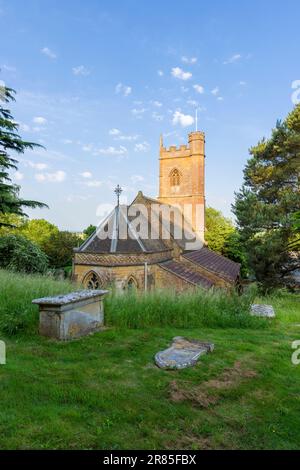 Die Pfarrkirche St. Andrew aus dem 19. Jahrhundert im Dorf Corton Denham, Somerset, England. Stockfoto