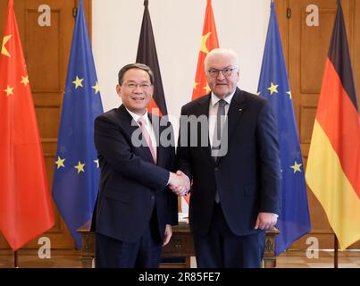 Berlin, Deutschland. 19. Juni 2023. Der chinesische Ministerpräsident Li Qiang trifft sich am 19. Juni 2023 im Präsidentenpalast in Berlin mit dem deutschen Präsidenten Frank-Walter Steinmeier. Kredit: Ding Haitao/Xinhua/Alamy Live News Stockfoto