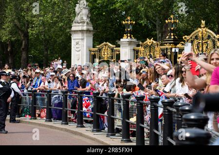 Die Menge Sieht Trooping The Colour Color 2023 Stockfoto