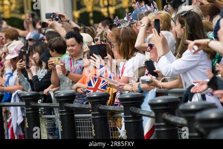 Die Menge Sieht Trooping The Colour Color 2023 Stockfoto