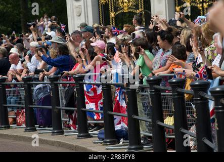 Die Menge Sieht Trooping The Colour Color 2023 Stockfoto