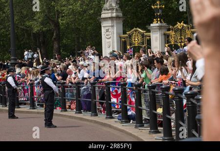 Die Menge Sieht Trooping The Colour Color 2023 Stockfoto