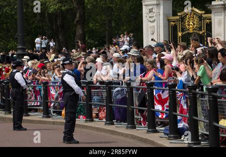 Die Menge Sieht Trooping The Colour Color 2023 Stockfoto