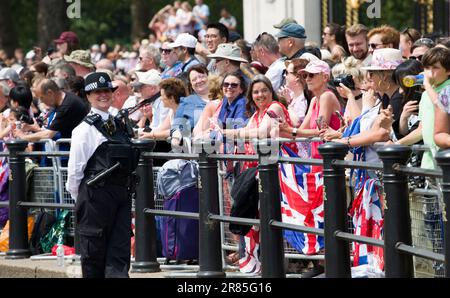 Die Menge Sieht Trooping The Colour Color 2023 Stockfoto