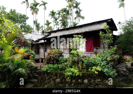 Niedliches typisches Haus mit üppigem Garten im saubersten Dorf Asiens, Mawlynnong in Meghalaya, Indien Stockfoto