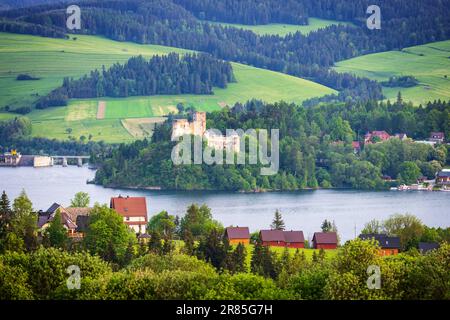Die Burg Niedzica, auch bekannt als Dunajec Castle, befindet sich im südlichsten Teil Polens in Niedzica. Stockfoto