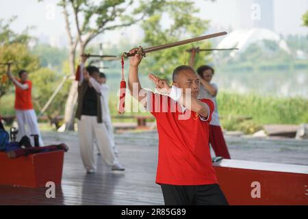 (230619) -- YANGZHOU, 19. Juni 2023 (Xinhua) -- Menschen üben am Sanwan Canal Scenic Area in Yangzhou, Ost-Chinas Provinz Jiangsu, 15. Juni 2023. Chinas Canal Grande, eine riesige Wasserstraße, die den Norden und den Süden Chinas verbindet, wurde 2014 zum UNESCO-Weltkulturerbe erklärt. Yangzhou, eine malerische Stadt, durch die der Canal Grande verläuft, ist bekannt für Attraktionen am Kanal wie den Slender West Lake und die malerische Gegend am Sanwan Canal. In den letzten Jahren hat sich die Stadt dem Schutz ihres historischen und kulturellen Erbes gewidmet und die Besonderheiten des alten To bewahrt Stockfoto