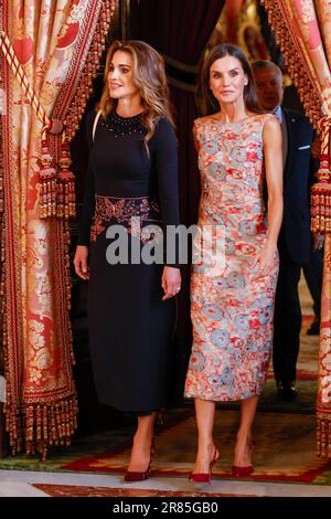 Die spanische Königin Letizia Ortiz empfängt Rania von Jordanien während einer Mittagszeremonie für den jordanischen König bei seinem offiziellen Besuch in Spanien im ZarzuelaPalast in Madrid am Montag, den 19. Juni 2023. Der spanische König Felipe VI. Und Letizia Ortiz empfangen König Abdallah und Rania von Jordanien und ihren Sohn Haschem von Jordanien während einer Mittagszeremonie für Jordanien König bei seinem offiziellen Besuch in Spanien im ZarzuelaPalace in Madrid am Montag, den 19. Juni 2023. Kredit: CORDON PRESS/Alamy Live News Stockfoto