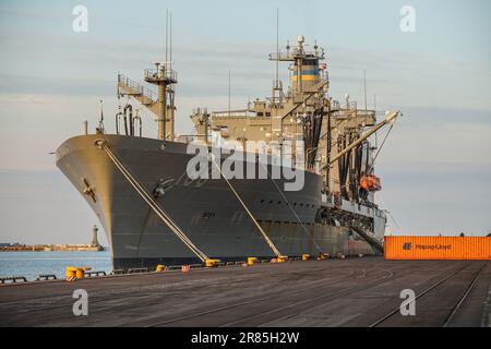 Gdynia, Polen. 17. Juni 2023. Danzig, Polen, Juni 17. 2023 USNS Joshua Humphreys (T-AO-188) ein Nachfüllöler der US-Marine der Klasse Henry J. Kaiser wird im Hafen von Gdynia (Polen) gesehen am 17. Juni 2023 steht die verstärkte Aktivität von Kriegsschiffen amerikanischer und anderer NATO-Staaten in der Ostsee in direktem Zusammenhang mit Russlands Krieg gegen die Ukraine. (Foto: Vadim Pacajev/Sipa USA) Guthaben: SIPA USA/Alamy Live News Stockfoto