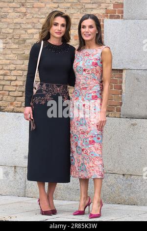 Spanische Königin Letizia und Jordan Königin Rania während eines Besuchs in Escuelas Taller y Talleres de Empleo Patrimonio Nacional anlässlich ihres offiziellen Besuchs Stockfoto