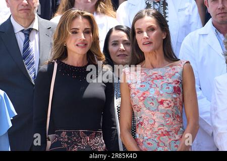Spanische Königin Letizia und Jordan Königin Rania während eines Besuchs in Escuelas Taller y Talleres de Empleo Patrimonio Nacional anlässlich ihres offiziellen Besuchs Stockfoto