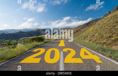 Neujahrsziele. Die Zahlen für 2024 wurden auf dem Landweg geschrieben. Anfang des neuen Jahres 2024 Stockfoto