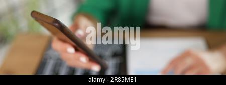 Geschäftsfrau Hand hält Handy mit mobilen Business-App und Finanzkarten Nahaufnahme Stockfoto