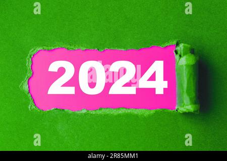 Schriftzug Jahr 2024 auf zerrissenem Papier. Neujahrskalender Stockfoto