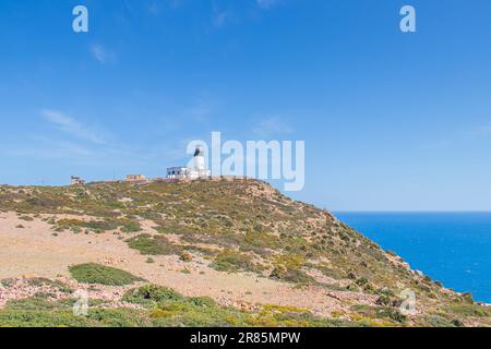 Blick auf die hohen Klippen mit Leuchtturm in El Haouaria, Tunesien. Kein Afrika Stockfoto