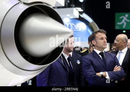 Le Bourget, Frankreich. 19. Juni 2023. Der französische Präsident Emmanuel Macron besucht am 19. Juni 2023 die 54. Ausgabe der International Aeronautics and Space Show im Messezentrum Bourget in der Nähe von Paris. Foto: Stephane Lemouton/Pool/ABACAPRESS.COM Kredit: Abaca Press/Alamy Live News Stockfoto