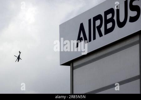 Le Bourget, Frankreich. 19. Juni 2023. Flugzeug- und Airbus-Logo bei Besuch der 54. Ausgabe der International Aeronautics and Space Show im Messezentrum Bourget in der Nähe von Paris, Frankreich, am 19. Juni 2023. Foto: Stephane Lemouton/Pool/ABACAPRESS.COM Kredit: Abaca Press/Alamy Live News Stockfoto