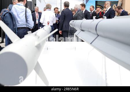 Le Bourget, Frankreich. 19. Juni 2023. Der französische Präsident Emmanuel Macron besucht am 19. Juni 2023 die 54. Ausgabe der International Aeronautics and Space Show im Messezentrum Bourget in der Nähe von Paris. Foto: Stephane Lemouton/Pool/ABACAPRESS.COM Kredit: Abaca Press/Alamy Live News Stockfoto