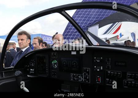 Le Bourget, Frankreich. 19. Juni 2023. Der französische Präsident Emmanuel Macron besucht am 19. Juni 2023 die 54. Ausgabe der International Aeronautics and Space Show im Messezentrum Bourget in der Nähe von Paris. Foto: Stephane Lemouton/Pool/ABACAPRESS.COM Kredit: Abaca Press/Alamy Live News Stockfoto