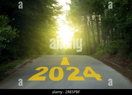 Neujahr 2024 geschrieben auf Forest Highway. Der Weg ins neue Jahr Stockfoto