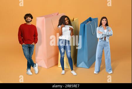 Fröhliche multikulturelle Millennials feiern Black friday Verkäufe, Collage Stockfoto