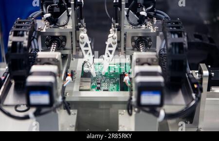 Automatisierte Roboterbaugruppe für Leiterplatte. Halbleiterindustrie. Stockfoto