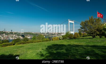 Panoramablick auf Istanbul. Blick auf die Fatih Sultan Mehmet Bridge vom Otagtepe Park. Truthahn Stockfoto