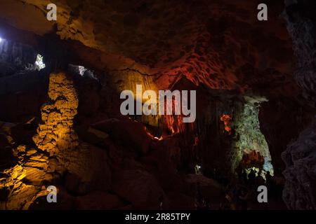 Halong-Bucht, Vietnam. 27. April 2017. Hang Sung Sot Grotto (Höhle der Überraschungen), Suliet-Touristen, die Fotos machen. Stockfoto