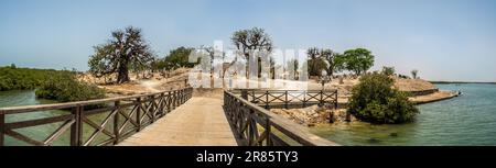 Joal-Fadiout, Senegal - 9. Mai 2023: Panoramablick auf den gemischten muslimisch-christlichen Friedhof. Stockfoto