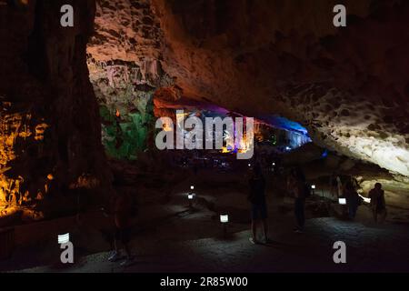 Halong-Bucht, Vietnam. 27. April 2017. Hang Sung Sot Grotto (Höhle der Überraschungen), Suliet-Touristen, die Fotos machen. Stockfoto