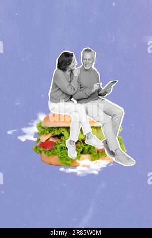 Vertikale Collage Bild Illustration lustige junge Pärchen Rentner haben Gadget Bestellung online Hamburger zum Mitnehmen isoliert auf blauem Hintergrund Stockfoto
