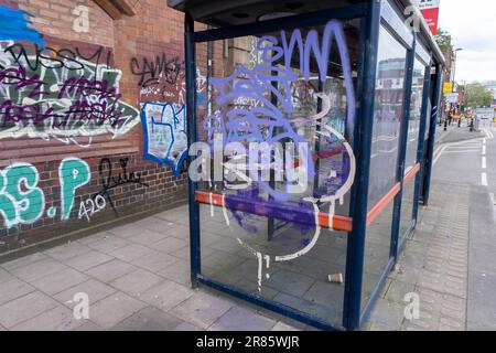 Graffiti überdachte Bushaltestelle / US Halt in Digbeth am 18. Mai 2023 in Birmingham, Großbritannien. Stockfoto