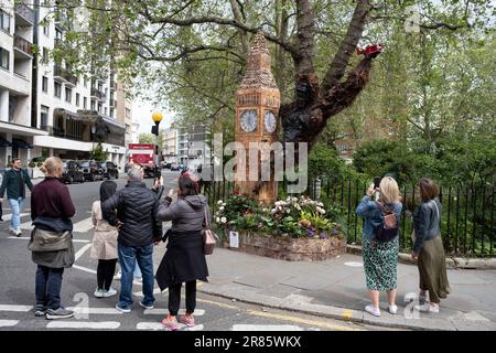 Menschen in Kensington und Chelsea besuchen die verschiedenen Blumenausstellungen der Chelsea Flower Show am 23. Mai 2023 in London, Großbritannien. Hier im Cadogan Place Park zieht eine riesige Ausstellung mit King Kong Scaling Big Ben großes Interesse an. Chelsea ist einer der Hauptgebiete für exklusive Luxusgüter in West London. Es ist bekannt als ein Viertel, in dem die Reichen und Reichen einkaufen. Die RHS Chelsea Flower Show, früher bekannt als die Great Spring Show, ist eine Gartenshow, die im Mai fünf Tage lang von der Royal Horticultural Society veranstaltet wird. Bei dieser Veranstaltung mit Eintrittskarten feiern lokale Unternehmen, indem sie schmücken Stockfoto