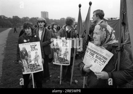 Protestieren Sie London gegen Arbeitslosigkeit und Kürzungen der öffentlichen Dienstleistungen in den 1970er Jahren Großbritannien. Stoppen Sie die Kürzungen, kämpfen Sie für das Recht auf Arbeit, sammeln Sie sich und marschieren Sie im Hyde Park. Eine Frau, die Kopien des Morning Star verkauft. London, England 1976 HOMER SYKES Stockfoto