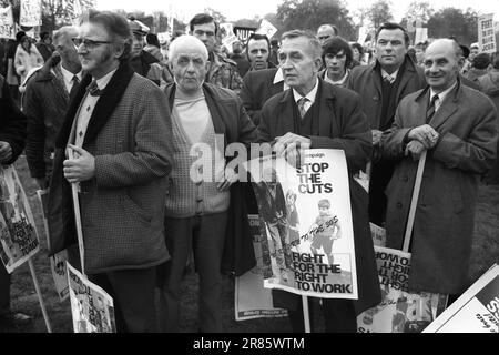 Stoppen Sie die Kürzungen, kämpfen Sie für das Recht auf Arbeit, sammeln Sie sich und marschieren Sie im Hyde Park. London, protestiert gegen Kürzungen der öffentlichen Dienste. England 1970er UK 1976 HOMER SYKES Stockfoto