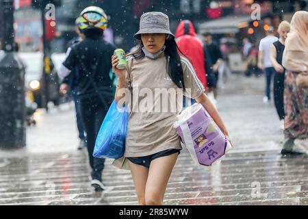 London, Großbritannien. 12. Juni 2023. Eine Frau ist in London im Regen gefangen. Kredit: SOPA Images Limited/Alamy Live News Stockfoto