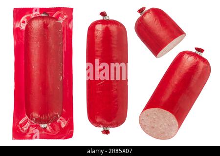 Wurstsalami auf einem weißen isolierten Hintergrund. Eine große Auswahl an heißer, geräucherter Wurstsalami, verschiedene Schneidemethoden. Stockfoto